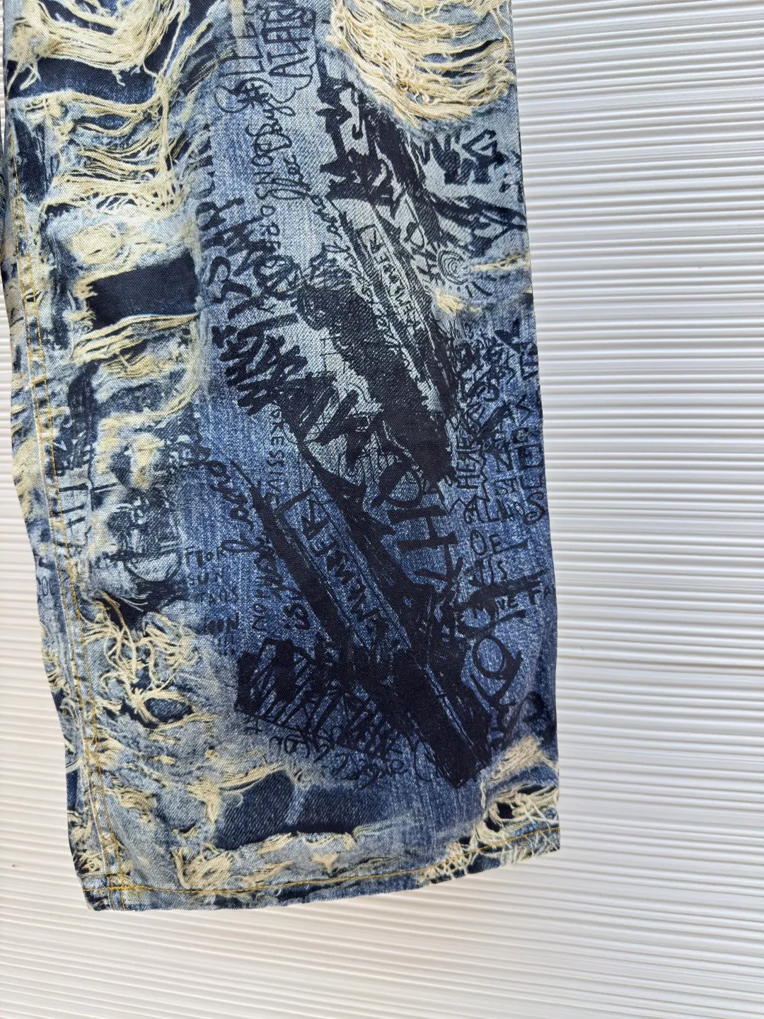 Acne Studios 3D ripped brushed jeans ●Authentic product: Purchased and developed by 4352 ●Item number: 1680159-A75 ●Material: denim ●Technology: brushed ●Version: fitted version ●Weight: about 630 grams ●Size: 42-44-46-48-50-52 ●Description: Only by using brushed non-elastic fabric can the 3D effect be achieved. The difficulty is to correct the printing details eight times before and after, adjust the color six times, and then use laser burning to position and cut. The overall routing is straight and delicate, the fabric is comfortable and soft, and the color is consistent without color difference. It can be matched with the same style to create a fashionable look and control various occasions. Customized accessories, complete three standards, same style for men and women!